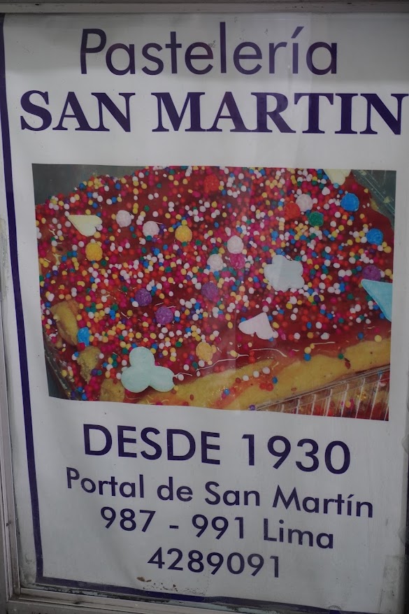 Archivo histórico del turrón de Doña Pepa anunciado en la vitrina de Pastelería San Martín, con la dirección Portal de San Martín 987-991