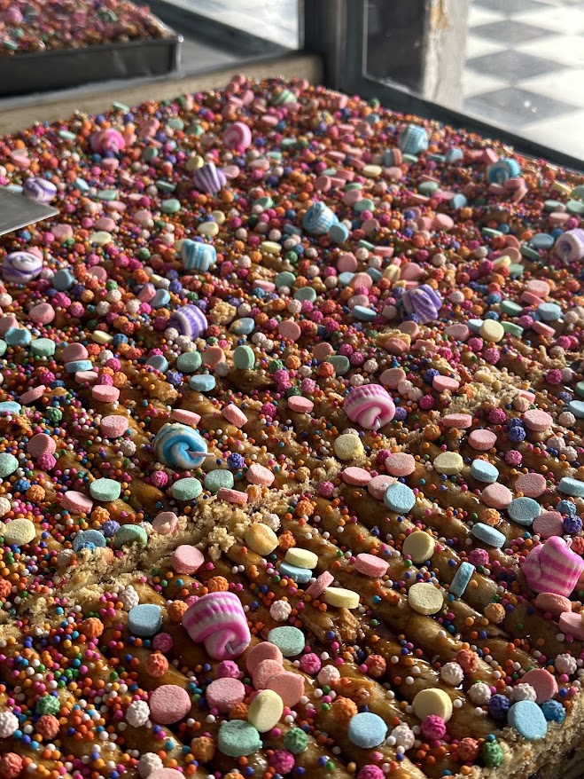 Detalle del turrón de Doña Pepa recién preparado, con grageas de colores