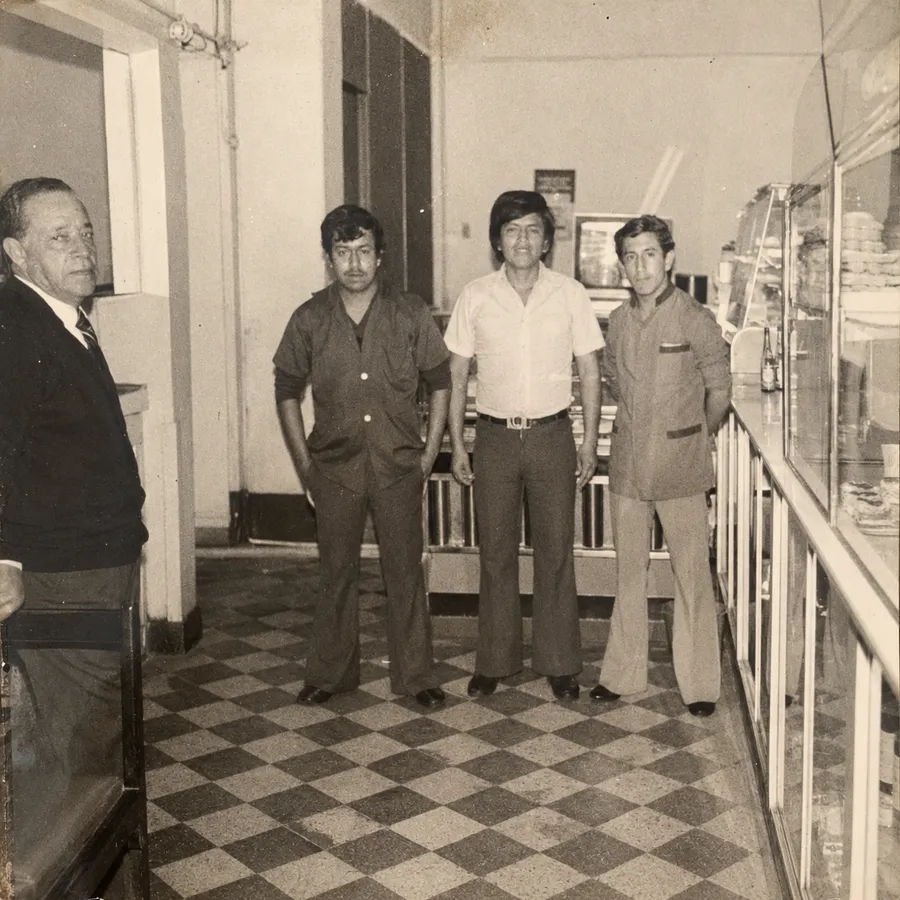 Fotografía de archivo en blanco y negro del personal de Pastelería San Martín junto al mostrador