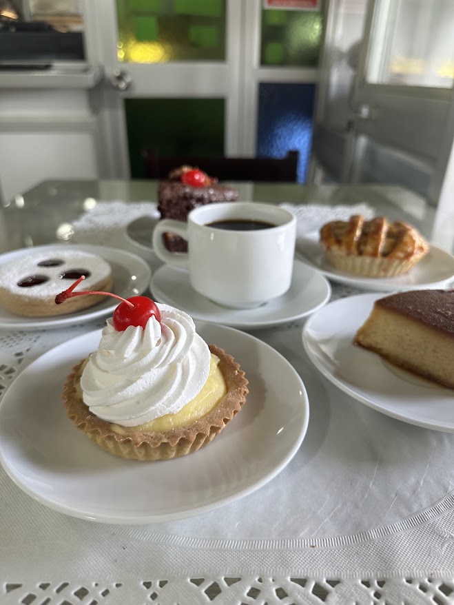 Selección de postres y café de Pastelería San Martín