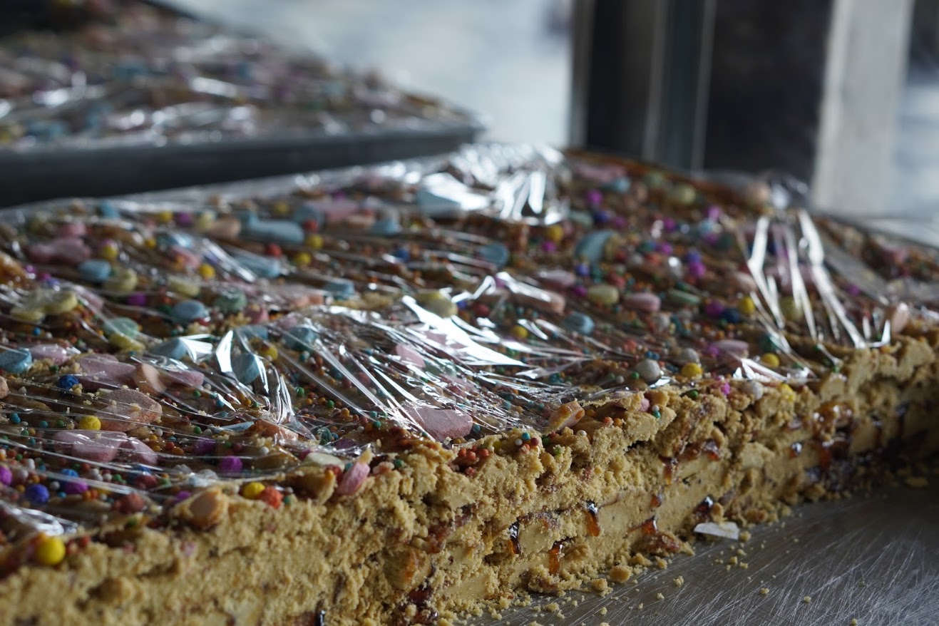 Turrón de Doña Pepa recién preparado en el obrador de Pastelería San Martín
